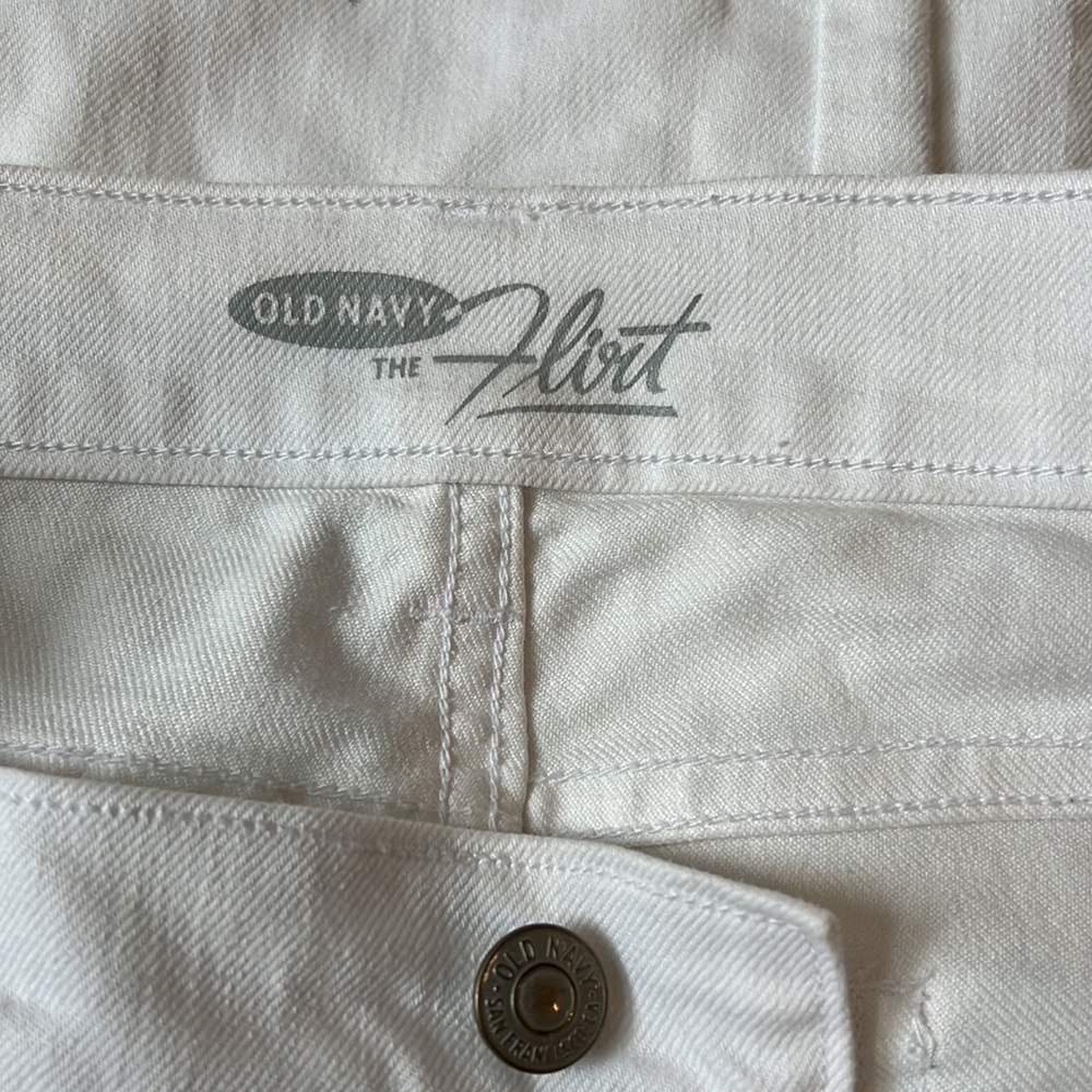 Old Navy | size 6 the flirt white jean - Picture 2 of 4